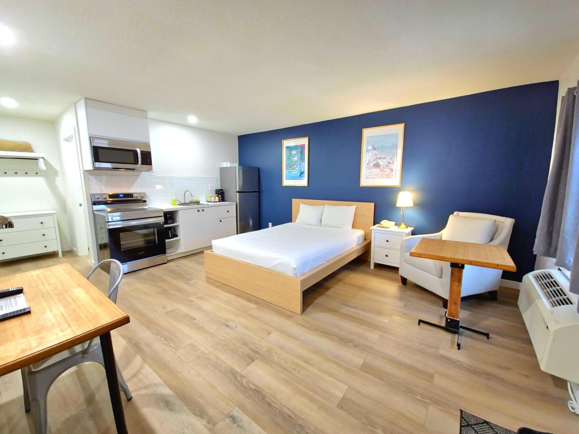 Cloud 9 Inn Whitecourt Bagian luar foto
