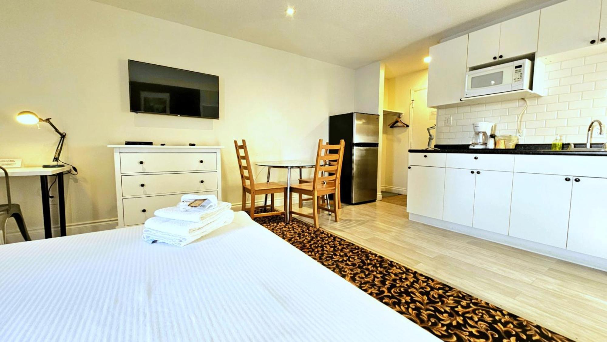 Cloud 9 Inn Whitecourt Bagian luar foto