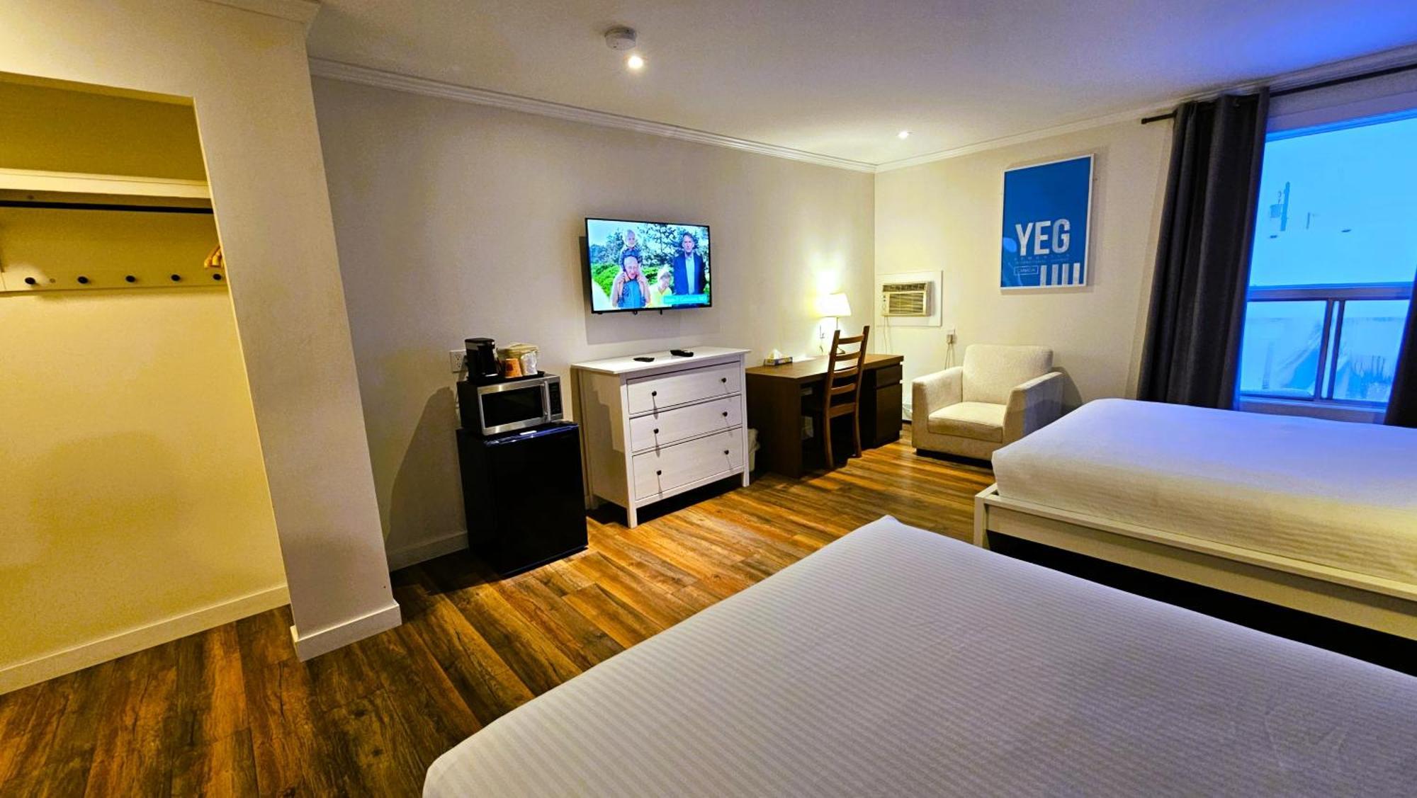 Cloud 9 Inn Whitecourt Bagian luar foto