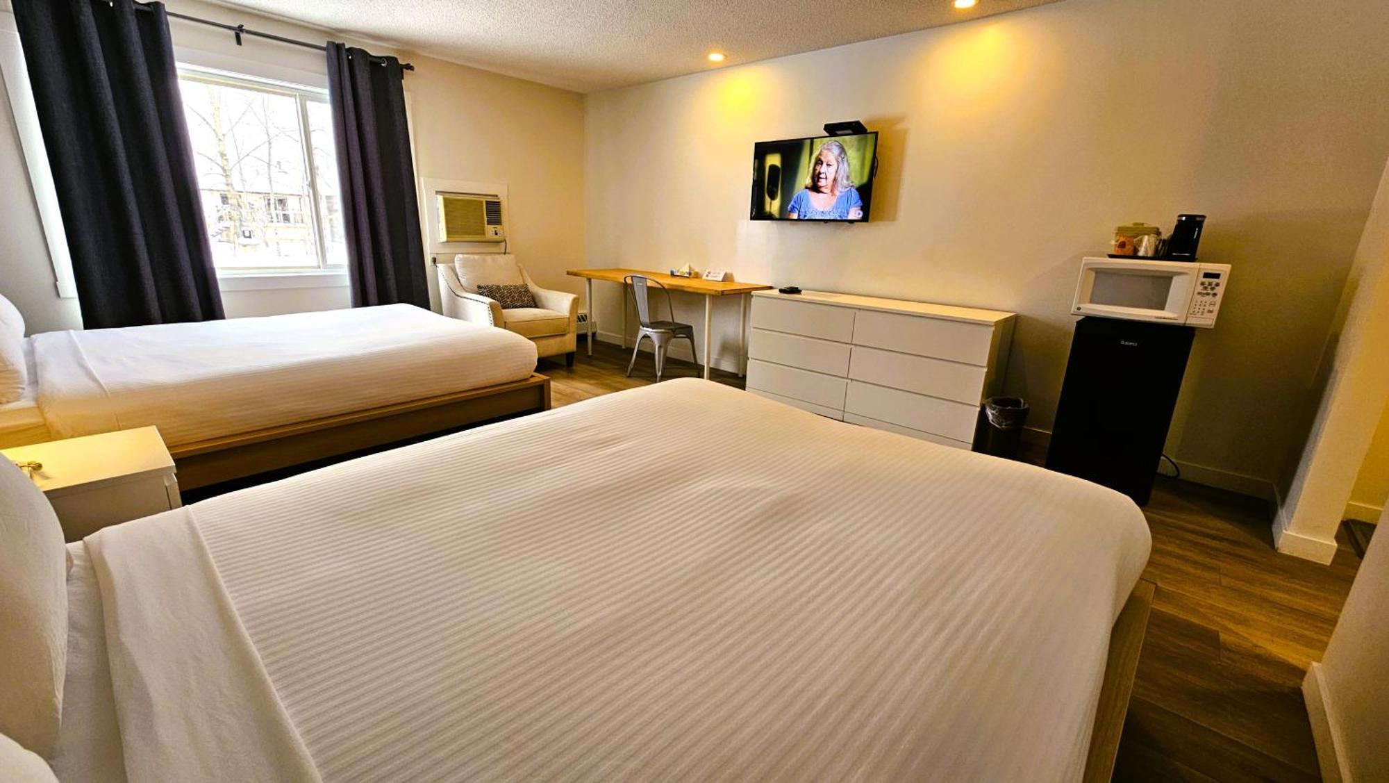 Cloud 9 Inn Whitecourt Bagian luar foto