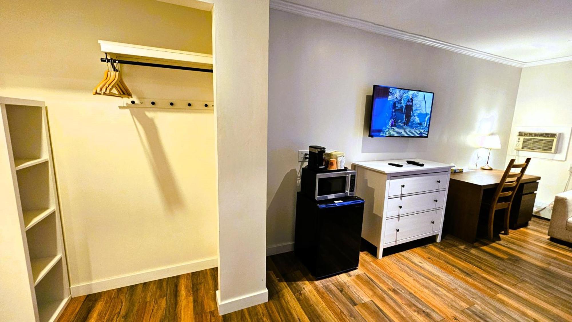 Cloud 9 Inn Whitecourt Bagian luar foto