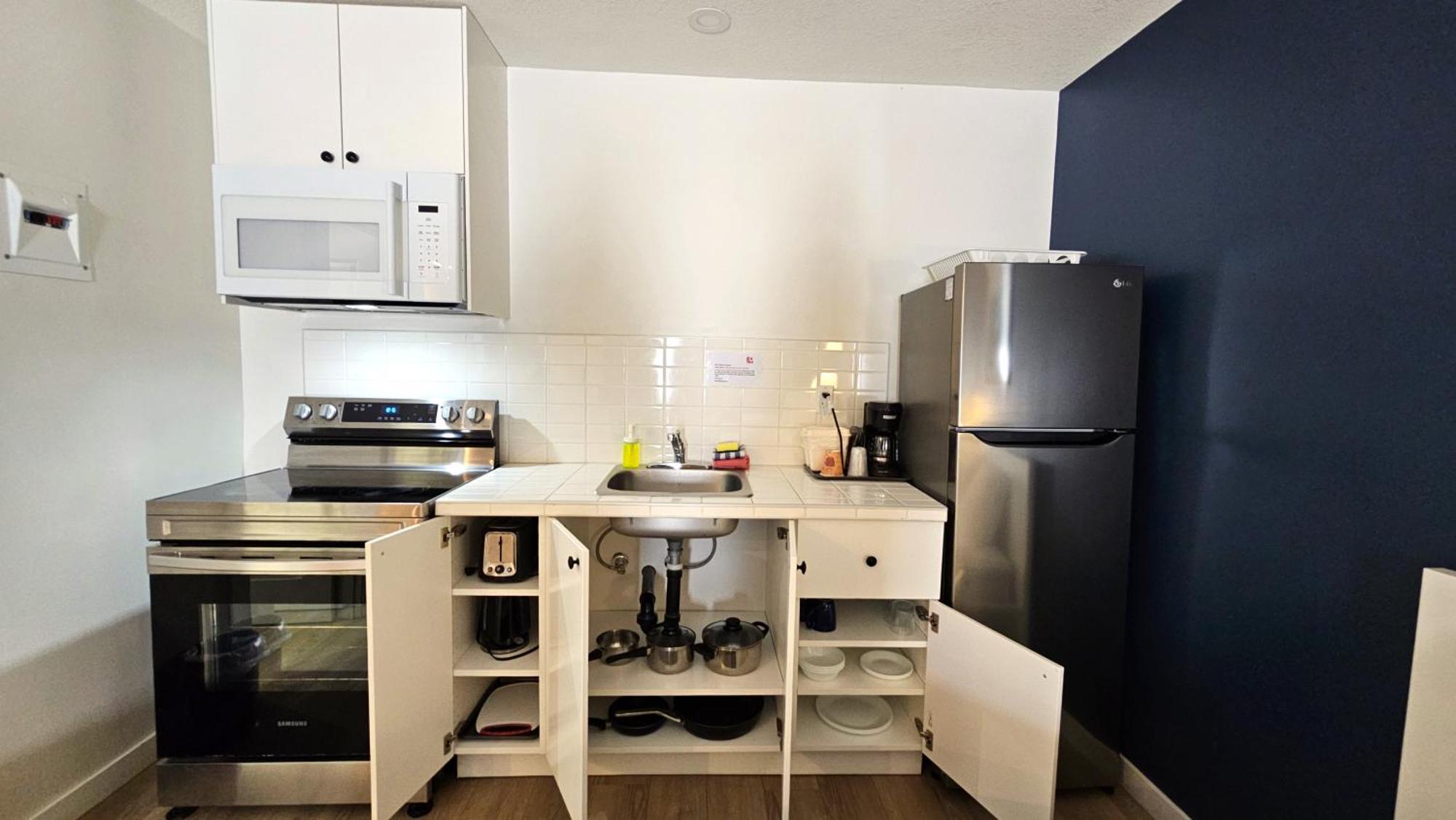 Cloud 9 Inn Whitecourt Bagian luar foto