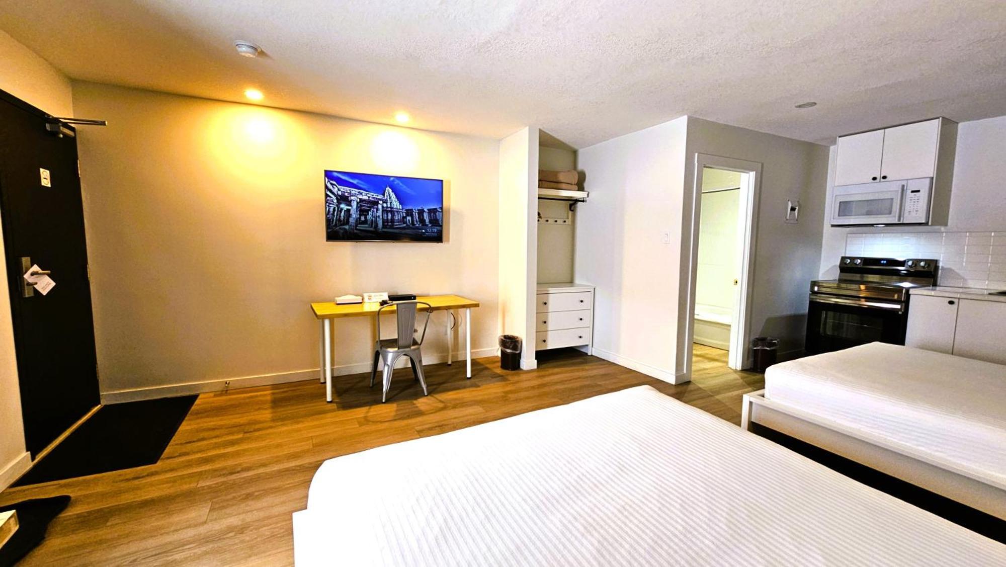Cloud 9 Inn Whitecourt Bagian luar foto