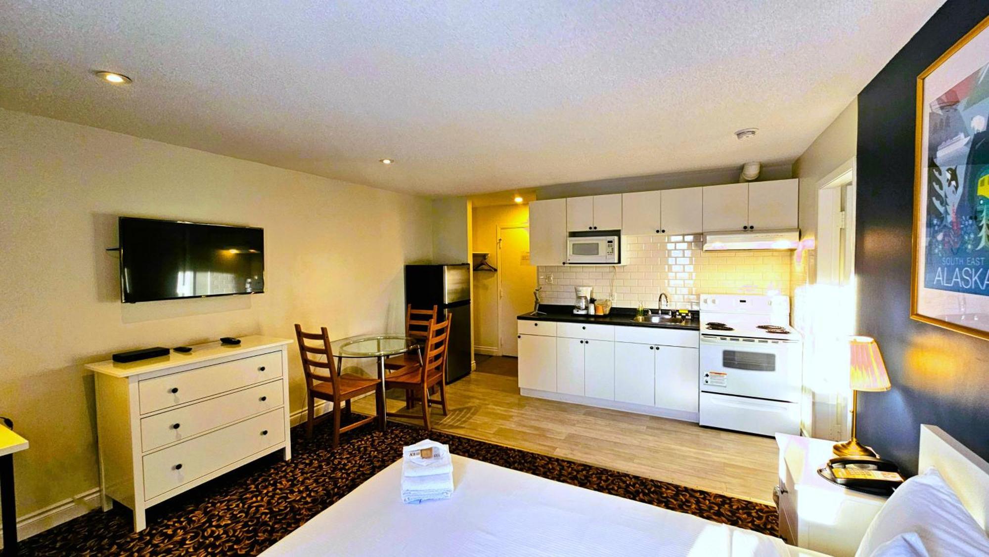 Cloud 9 Inn Whitecourt Bagian luar foto
