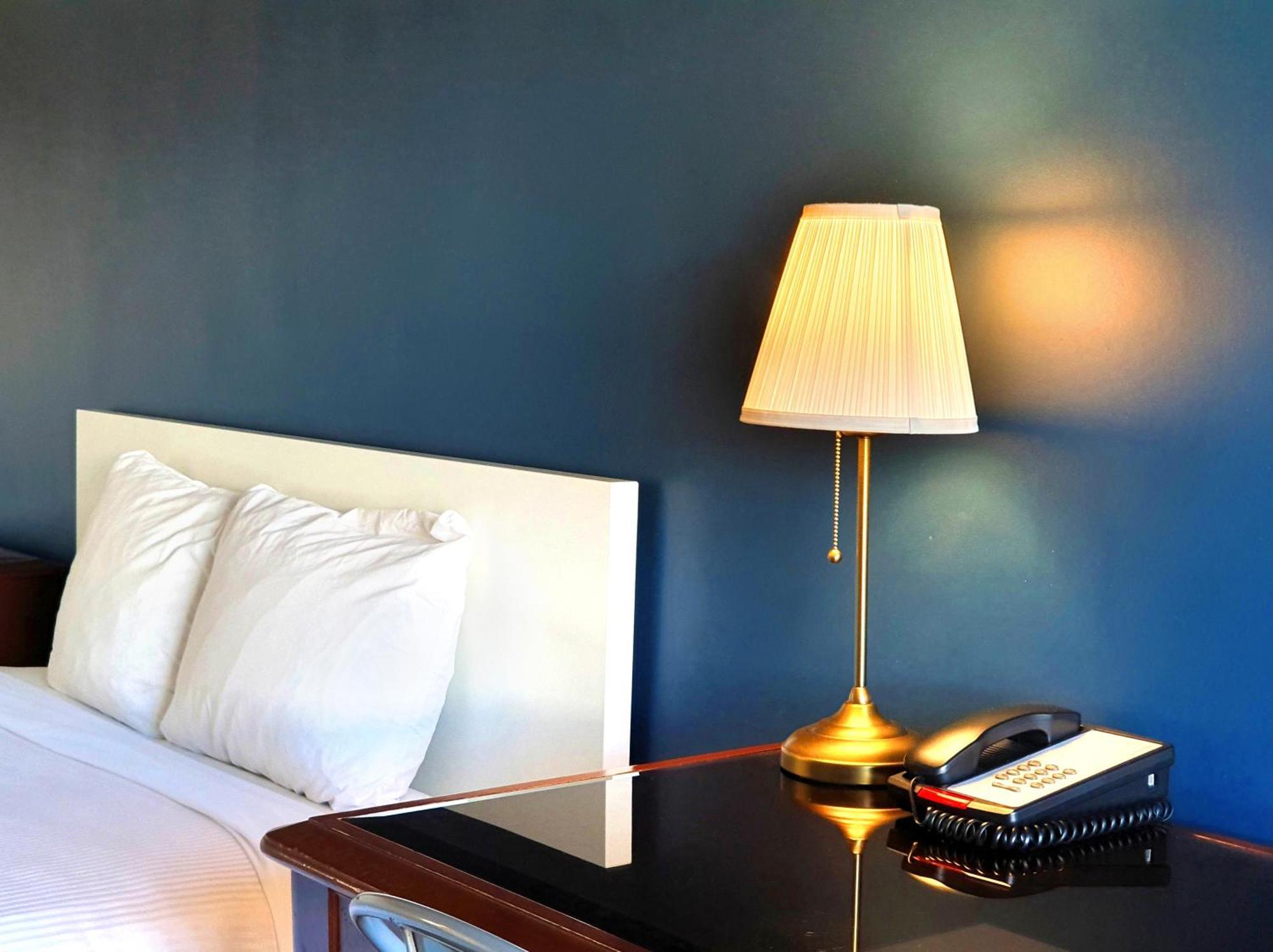 Cloud 9 Inn Whitecourt Bagian luar foto